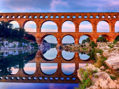 El Pont du Gard, a 24 kil&oacute;metros de Nimes, ejemplo extraordinario de la ingenier&iacute;a romana, con tres arcadas, del siglo I.