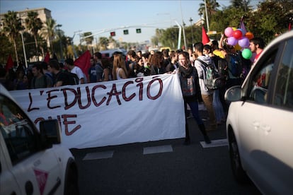 Unos doscientos estudiantes del campus de la Diagonal, Barcelona han cortado la misma Diagonal el tráfico en los dos sentidos.