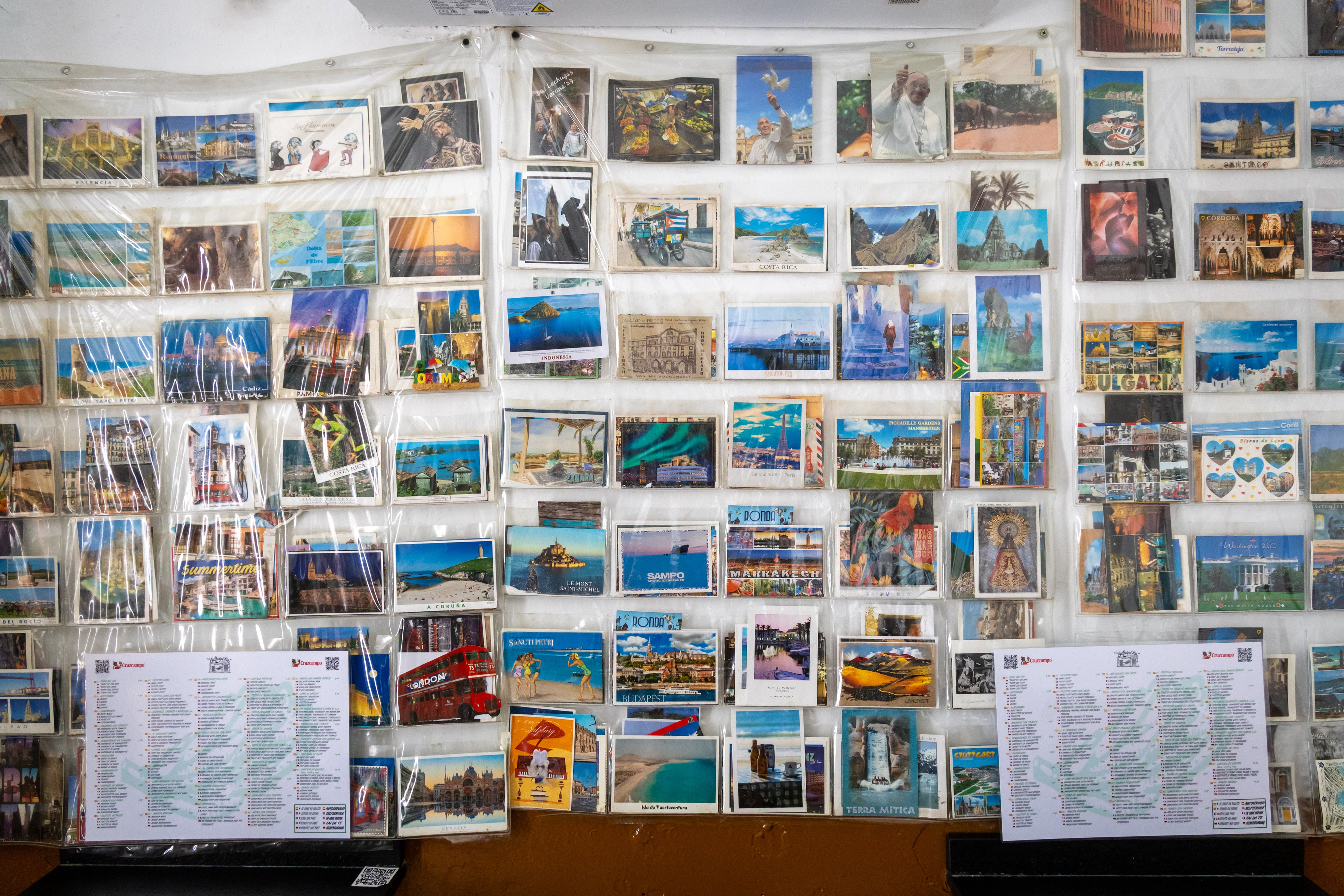 Cientos de postales cubren una pared. Proceden de Bulgaria, Indonesia, A Coruña o Chiclana y están enviadas por los propios clientes, que añoran El Lechuguita al volver a sus casas.