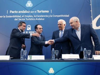 Rodríguez, segundo por la izquierda, con los otros firmante del pacto.