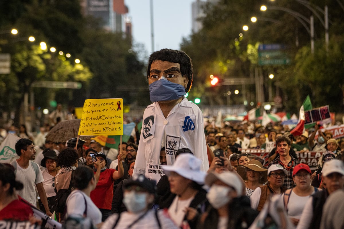Trabajadores del IMSS protestan frente a Palacio Nacional y exigen un incremento salarial del 10%