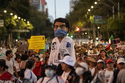 Trabajadores del Seguro Social presionan al Gobierno frente al Palacio Nacional | EL PAÍS México