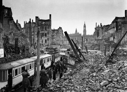 Habitantes de Dresde suben a un tranvía en 1945.