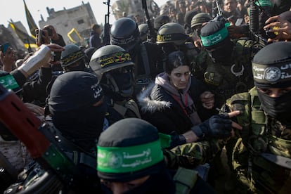 La rehén israelí Arbel Yehud, de 29 años, rodeanda de milicianos de Hamás y de la Yihad Islámica, durante su traspaso a la Cruz Roja. 