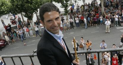 Javier Rodríguez Palacios, con el bastón de mando de alcalde de Alcalá.