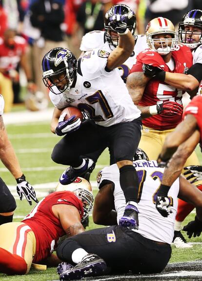 Ray Rice huye con el balón para los Ravens.