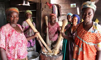 Las mujeres del campamento trabajan juntas.