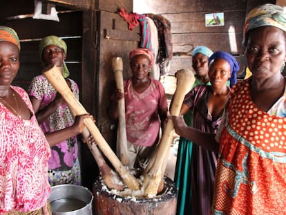 Las mujeres del campamento trabajan juntas.