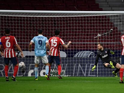 Bardhi remata para marcar el gol del empate del Levante (1-1) ante el Atlético, en el partido disputado el pasado miércoles en el Ciutát de Valencia.