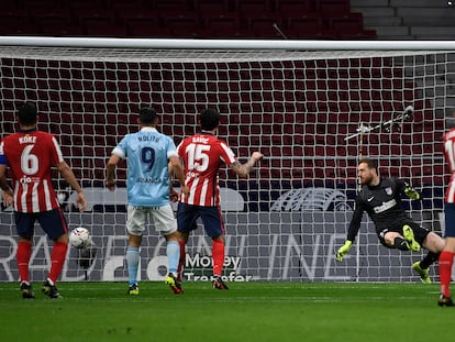 Bardhi remata para marcar el gol del empate del Levante (1-1) ante el Atlético, en el partido disputado el pasado miércoles en el Ciutát de Valencia.