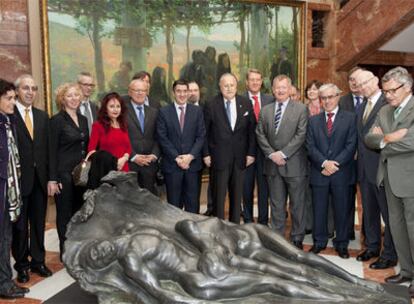 López y Azkuna, en el centro, posaban ayer en el Museo de Bellas Artes junto con los diplomáticos.