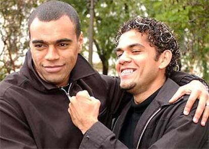 Denilson y Alves bromean hace unos días en Sevilla.