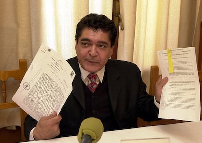 Su situación económica se agravó en 1998 con el embargo de su circo y en el año 2000 la Comunidad de Madrid le impuso una multa de más de 2.000 euros por infracción de la Ley de Protección de Animales y le retuvo un tigre y cinco leones por supuesto abandono (en la imagen, reclamaba su devolución en rueda de prensa). Para reclamar su circo y sus fieras, realizó una huelga de hambre de seis días en Madrid en junio de 2001. En 2003 ingresó en una comunidad terapéutica en Córdoba para someterse a un tratamiento de rehabilitación. Dado de alta, en septiembre de 2004 fue intervenido de urgencia de una perforación duodenal severa en un hospital de Barcelona.