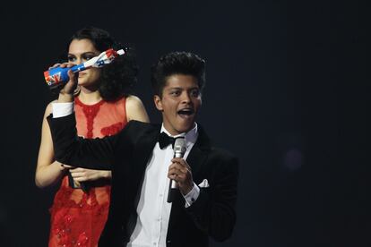 Bruno Mars, pletórico con su premio.