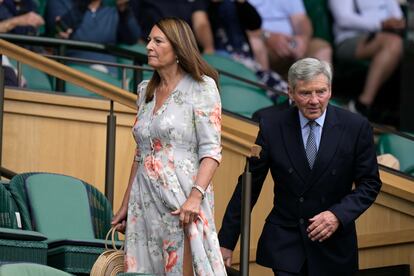 La familia de la duquesa de Cambridge también es habitual en la cita deportiva. En la imagen, Carole y Michael Middleton, los padres de Kate, llegan al palco real en la cancha central antes del partido de cuartos de final entre Djokovic y Sinner. 