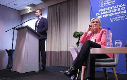 Marine Le Pen y el candidato al Parlamento Europeo Jordan Bardella, en la presentación del programa de RN, el 15 de abril.