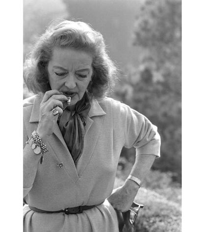 La actriz Bette Davis se toma un descanso en su casa del barrio angelino de 'Bel Air' en 1962.