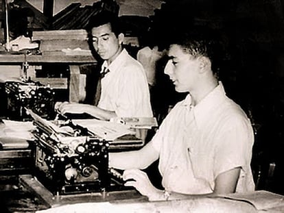 Mario Vargas Llosa (derecha) con 16 años, en su primer trabajo como periodista.