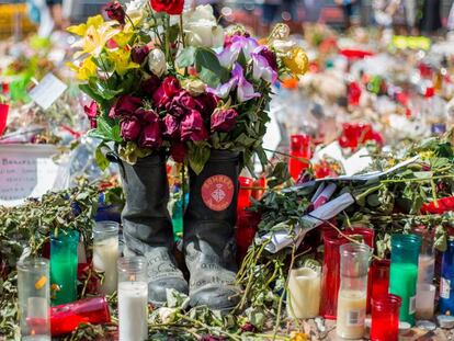 Flores en La Rambla por el atentado terrorista del 17 de agosto de 2017.