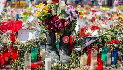 Dos botas de Bomberos de Barcelona en uno de los memoriales.