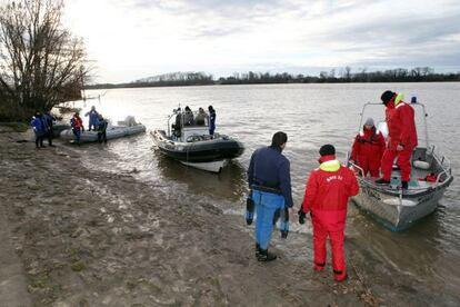Equipos de rescate buscan el cadáver de Lom Kok.