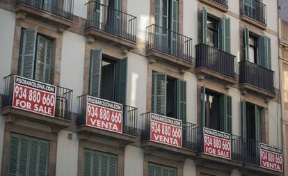 Carteles de venta de pisos en un edificio en Barcelona.