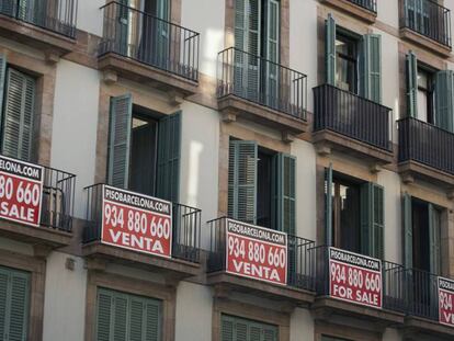 Carteles de venta de pisos en un edificio en Barcelona.