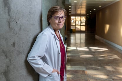 María Velasco, portavoz de la Sociedad Española de Enfermedades Infecciosas y Microbiología Clínica (SEIMC), en el Hospital Universitario Fundación Alcorcón.