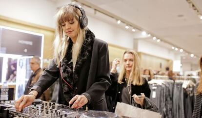 Una DJ pone música en una de las tiendas durante The Shopping Night.