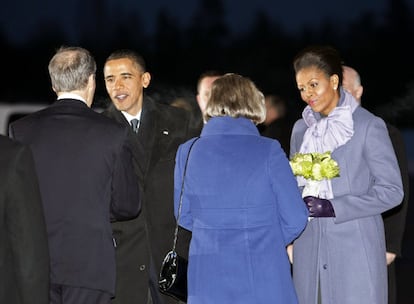 A pesar de las bajas temperaturas que registra en estas fechas la capital noruega, los Obama han sido recibidos calurosamente nada más bajar del Air Force One.