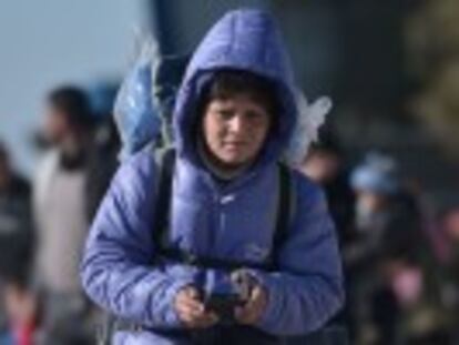 ONGs na Grécia entregam telefones celulares para tentar proteger, à distância, os milhares de menores que cruzam para os Bálcãs