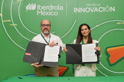 José Alfredo Pérez Bernal y Katya Somohano, durante la firma del acuerdo.