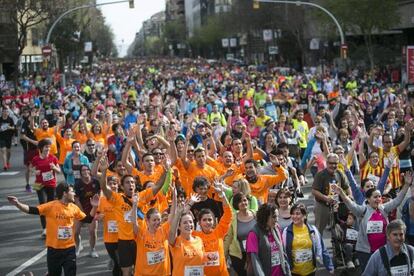 Participantes de la Cursa El Corte Ingl&eacute;s a su paso por la calle Arag&oacute;. 