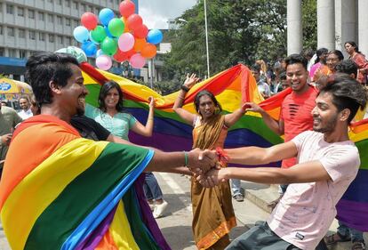 Celebraciones por la decisión de la justicia india de despenalizar la homosexualidad en Bangalore (India).