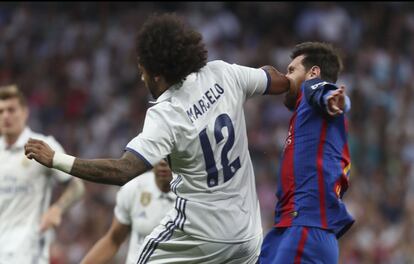 Marcelo da un codazo a Messi.
