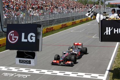 Lewis Hamilton, en el momento de cruzar la línea de meta del GP de Canadá