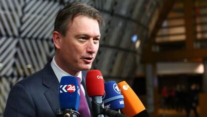 El ministro de Exteriores holand&eacute;s, Halbe Zijlstra, habla ante la prensa el pasado mes de noviembre tras una reuni&oacute;n en Bruselas.
 