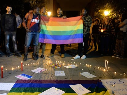 Activistas marroqu&iacute;es participan en un homenaje a las v&iacute;ctimas del tiroteo de un club gay en Orlando, el pasado junio en Rabat.