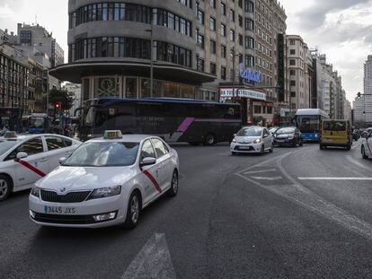 Trànsit a la Gran Via de Madrid.