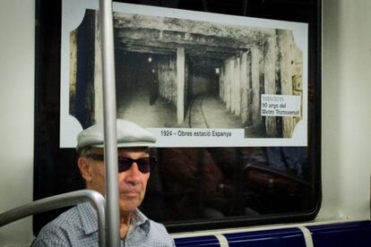 Un passatger en un vagó del metro decorat d'època. 