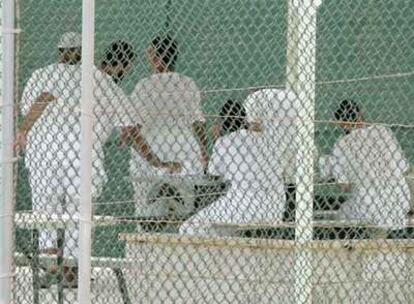 Detenidos reunidos en un patio en la cárcel de Guantánamo.