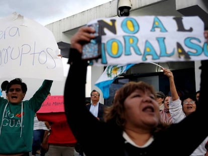 Manifestantes protestan contra Jimmy Morales, este mes en Ciudad de Guatemala.