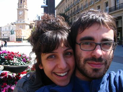 El vallisoletano Alfonso Abad (33) y la griega Nina Afouxenidou (28) se enamoraron en 2003, en su año de Erasmus en Bragança (Portugal). Él estudiaba Ingeniería de Montes y ella, Magisterio. Se conocieron el primer día que Nina pasaba en la ciudad. Tras el año de beca, volvió a Grecia y Alfonso fue tras ella en 2010. Dejó su trabajo y decidió buscar suerte en el país heleno. Se casaron en 2011 pero hasta ahora no habían podido vivir juntos en la misma ciudad. Residen en Lamia (Grecia), donde Nina es profesora y Alfonso se encarga de la evaluación del impacto medioambiental de una autovía.