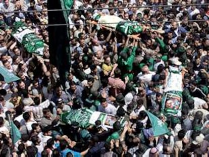Unos 120.000 palestinos asisten a los funerales de las ocho víctimas de ayer, la mayor concentración de este tipo desde el inicio de la Intifada.