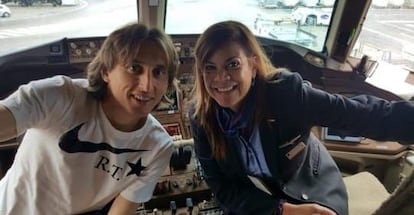 Elizabeth May junto al futbolista del Real Madrid Luka Modrić en la cabina de un avión en el que coincidieron.