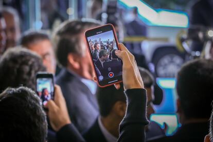 O presidente Jair Bolsonaro fala com a imprensa na saída de um evento em Miami.