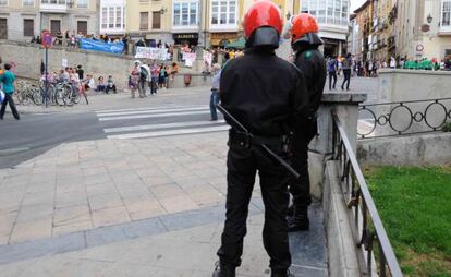 Dos ertzainas, en tareas de vigilancia en el centro de Vitoria.