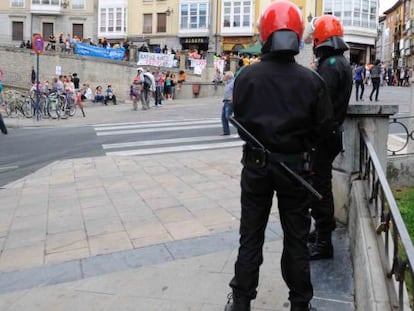 Dos ertzainas, en tareas de vigilancia en el centro de Vitoria.