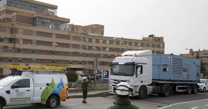 Operarios de Iberdrola frente a un hospital.