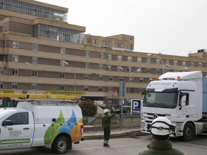 Operarios de Iberdrola frente a un hospital.